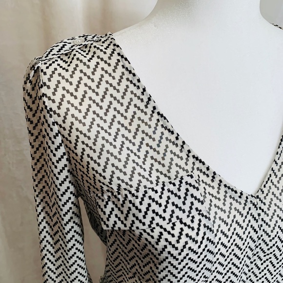 Black and white blouse - Picture 2 of 3